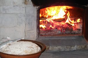 Brøddeig framfor steinomnen
