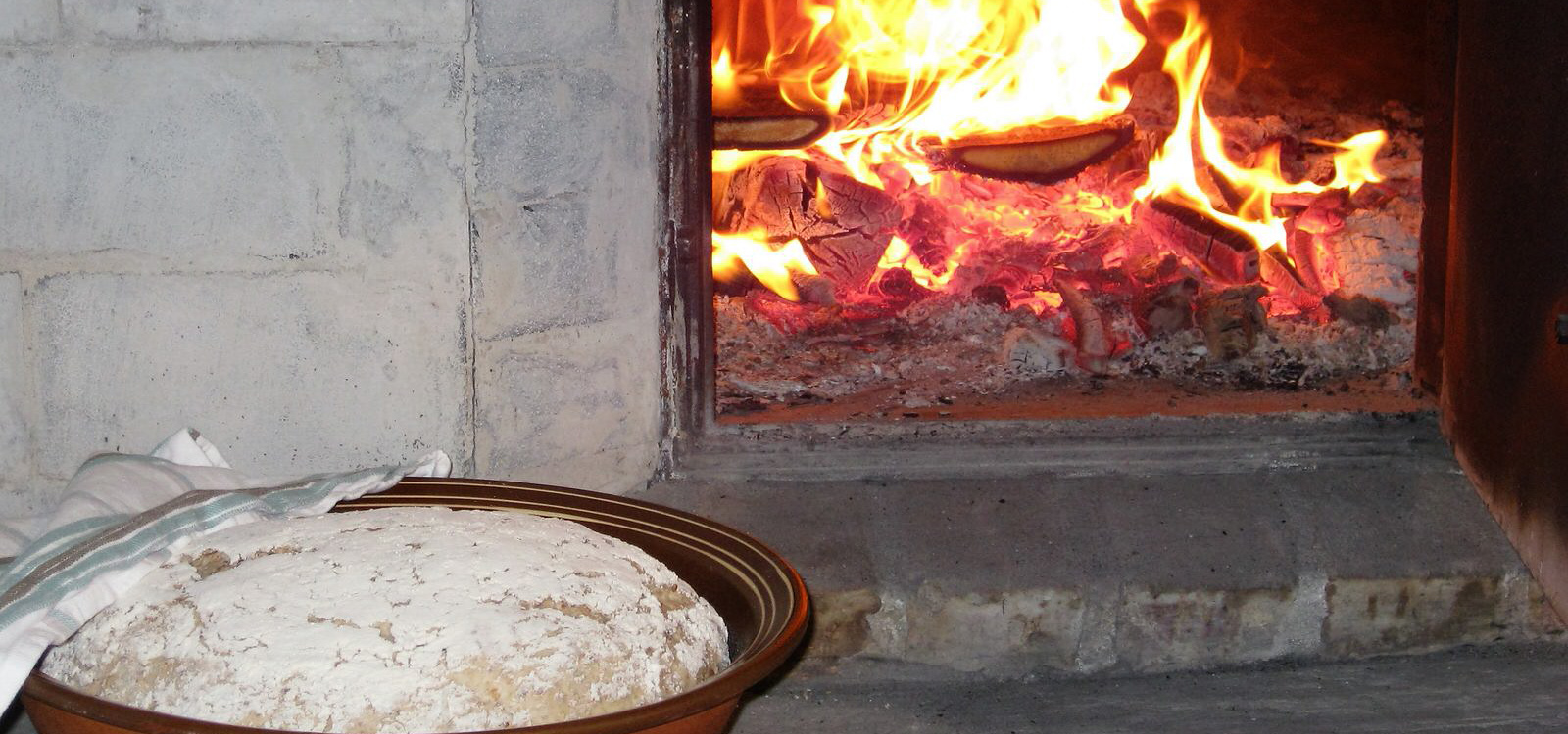 Brøddeig hevar framfor steinomnen