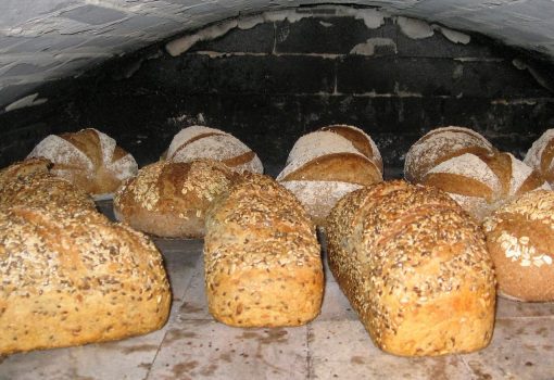 Brød Nystekte brød i bakaromnen